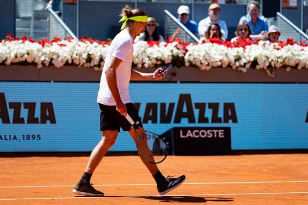 Mutua Madrid Open 2025 Alexander Zverev of Germany protest a referee decision taking a picture with the phone to the spot on the pitch on his match against Alejandro Davidovich Fokina of Spain in the Men s Singles Third Round match of the Mutua Madrid Open 2025 tournament celebrated at La Caja Magica on April 27, 2025 in Madrid, Spain. Madrid La Caja Magica Madrid Spain Copyright: xAlbertoxGardinx AGardin_20250427_Mutua_Madrid_Open_0293