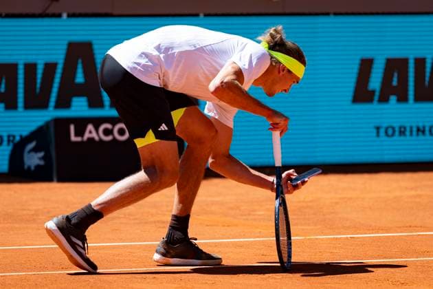 Mutua Madrid Open 2025 Alexander Zverev of Germany protest a referee decision taking a picture with the phone to the spot on the pitch on his match against Alejandro Davidovich Fokina of Spain in the Men s Singles Third Round match of the Mutua Madrid Open 2025 tournament celebrated at La Caja Magica on April 27, 2025 in Madrid, Spain. Madrid La Caja Magica Madrid Spain Copyright: xAlbertoxGardinx AGardin_20250427_Mutua_Madrid_Open_0294