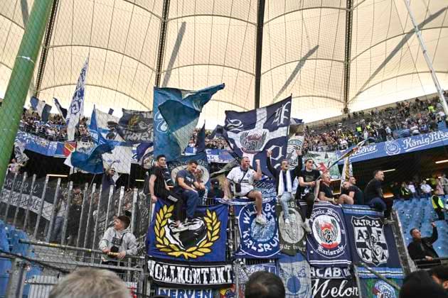 GER 2 FBL,, Hamburger SV vs Karlsruher SC 27 04 2025, Volksparkstadion, Hamburg, GER 2 FBL, Hamburger SV vs Karlsruher SC in the picture the Karlsruher team cheers with the fans about the victory nordphotoxGmbH xWitke nph00002