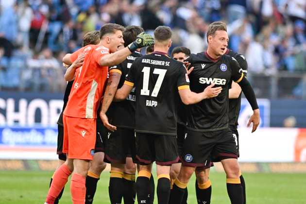 GER 2 FBL,, Hamburger SV vs Karlsruher SC 27 04 2025, Volksparkstadion, Hamburg, GER 2 FBL, Hamburger SV vs Karlsruher SC in the picture the Karlsruher team cheers about the victory nordphotoxGmbH xWitke nph00002