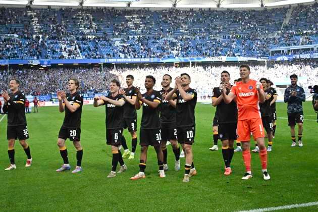 GER 2 FBL,, Hamburger SV vs Karlsruher SC 27 04 2025, Volksparkstadion, Hamburg, GER 2 FBL, Hamburger SV vs Karlsruher SC in the picture the Karlsruher team cheers about the victory nordphotoxGmbH xWitke nph00002