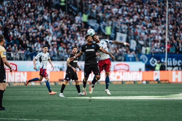 Soccer Men Season 2024 2025 2 Soccer Bundesliga 31 Matchday Hamburger SV vs Karlsruher SC 27 04 2025 v l Bambase Conte 31, Karlsruher SC and Ludovit Reis 14, HSV at the header duel Hamburg Volksparkstadion Hamburg Germany