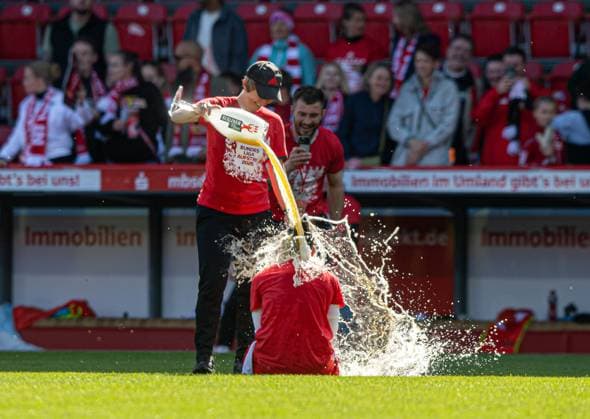 Soccer, Women, Season 2024 2025, 2 Bundesliga 23 Matchday , 1 FC Union Berlin Borussia Mönchengladbach, Union celebrates promotion to 1 Bundesliga, f l Coach Ailien Poese 1 FC Union hands out a beer shower to Eleni Markou 1 FC Union , 27 04 2025, Copyright: xSebastianxRäppold MatthiasxKochx