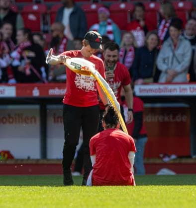 Soccer, Women, Season 2024 2025, 2 Bundesliga 23 Matchday , 1 FC Union Berlin Borussia Mönchengladbach, Union celebrates promotion to 1 Bundesliga, f l Coach Ailien Poese 1 FC Union hands out a beer shower to Eleni Markou 1 FC Union , 27 04 2025, Copyright: xSebastianxRäppold MatthiasxKochx
