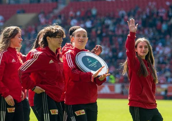 Soccer, Women, Season 2024 2025, 2 Bundesliga 23 Matchday , 1 FC Union Berlin Borussia Mönchengladbach, Union celebrates promotion to the 1 Bundesliga, during the break the U17 juniors of Union were celebrated by the stadium, 27 04 2025, Copyright: xSebastianxRäppold MatthiasxKochx