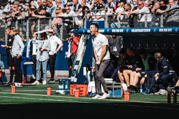 Soccer Men Season 2024 2025 2 Soccer Bundesliga 31 Matchday Hamburger SV vs Karlsruher SC 27 04 2025 Coach Christian Eichner Karlsruher SC Hamburg Volksparkstadion Hamburg Germany