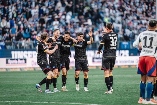 Soccer Men Season 2024 2025 2 Soccer Bundesliga 31 Matchday Hamburger SV vs Karlsruher SC 27 04 2025 v l David Herold 20, Karlsruher SC Christoph Kobald 22, Karlsruher SC Marvin Wanitzek 10, Karlsruher SC Robin Heußer 5, Karlsruher SC and Robin Bormuth 32, Karlsruher SC cheer after the win Hamburg Volksparkstadion Hamburg Germany