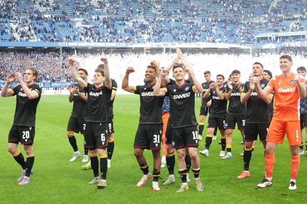 GER, xFSx ,Hamburg, HSV , 2 Bundesliga , Soccer, DFL, Hamburger SV vs Karlsruher SC , in Hamburger Volksparkstadion , 27 04 2025 , v l Karlsruher SC celebrates the victory with their fans against Hamburger SV DFL regulations prohibit any use of photographs as image sequences and or quasi video Copyright: HMBxMedia FernandoxSoares