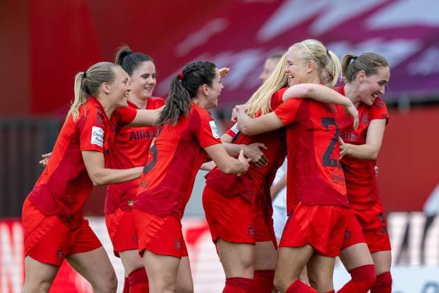 Goal celebration for 3 1 FC Bayyern Frauen, FC Bayern Frauen Muenchen vs SC Freiburg, Google Pixel Frauenbundesliga, 20 Spieltag, 27 04 25 DFB regulations prohibit any use of photographs as image sequences and or quasi video kolbert press Muenchen Bayern Germany Copyright: xkolbert-press UlrichxGamelx