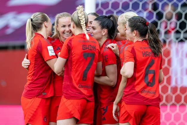 Goal celebration for 3 1 FC Bayern Frauen, FC Bayern Frauen Muenchen vs SC Freiburg, Google Pixel Frauenbundesliga, 20 Spieltag, 27 04 25 DFB regulations prohibit any use of photographs as image sequences and or quasi video kolbert press Muenchen Bayern Germany Copyright: xkolbert-press UlrichxGamelx