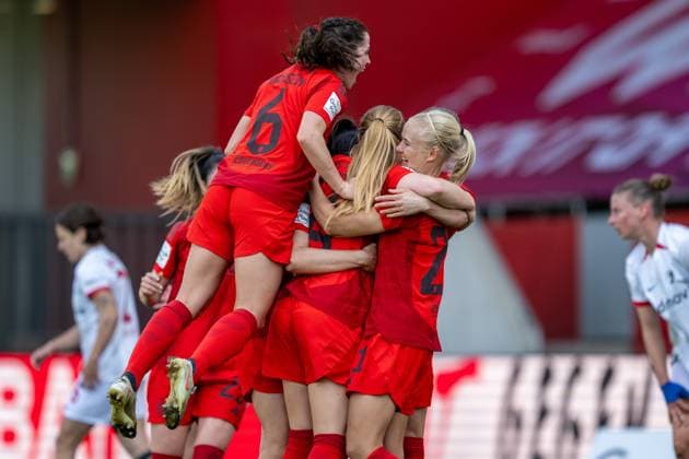 Goal celebration for 3 1 Tuva Hansen 6 FC Bayern Muenchen Frauen huepft auf die jubelnden Spielerinnen, FC Bayern Frauen Muenchen vs SC Freiburg, Google Pixel Frauenbundesliga, 20 Spieltag, 27 04 25 DFB regulations prohibit any use of photographs as image sequences and or quasi video kolbert press Muenchen Bayern Germany Copyright: xkolbert-press UlrichxGamelx