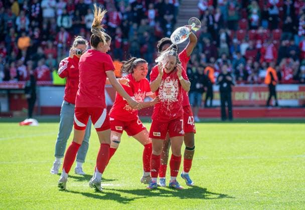 Soccer, Women, Season 2024 2025, 2 Bundesliga 23 Matchday , 1 FC Union Berlin Borussia Mönchengladbach, Union celebrates promotion to 1 Bundesliga, f l Nele Bauereisen 1 FC Union , Korina Janez 1 FC Union and Naika Reissner 1 FC Union hand out beer shower to Lisa Heiseler 1 FC Union , 27 04 2025, Copyright: xSebastianxRäppold MatthiasxKochx