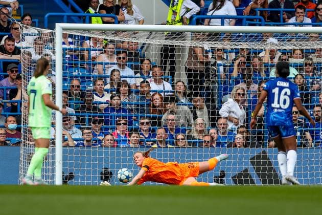 UEFA Women s Champions League Semi-Final Chelsea v Barcelona Hannah Hampton of Chelsea Women makes a save during the UEFA Women s Champions League Semi-Final match Chelsea vs Barcelona at Stamford Bridge, London, United Kingdom, 27th April 2025 (Photo by Izzy Poles News Images) London Stamford Bridge Greater London United Kingdom Copyright: xIzzyxPoles NewsxImagesx