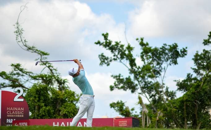(250427) -- HAIKOU, April 27, 2025 -- Zhou Yanhan of China competes during the round 4 at the Hainan Classic golf tournament of the DP World Tour in Haikou, south China s Hainan Province, April 27, 2025. ) (SP)CHINA-HAIKOU-GOLF-DP WORLD TOUR-HAINAN CLASSIC-ROUND 4 (CN) YangxGuanyu 