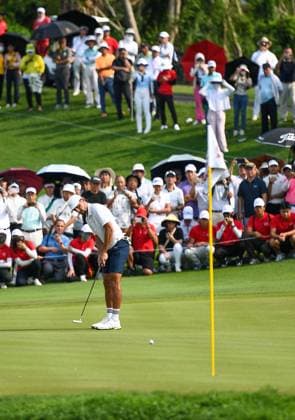 (250427) -- HAIKOU, April 27, 2025 -- Marco Penge of England competes during the round 4 at the Hainan Classic golf tournament of the DP World Tour in Haikou, south China s Hainan Province, April 27, 2025. ) (SP)CHINA-HAIKOU-GOLF-DP WORLD TOUR-HAINAN CLASSIC-ROUND 4 (CN) YangxGuanyu 