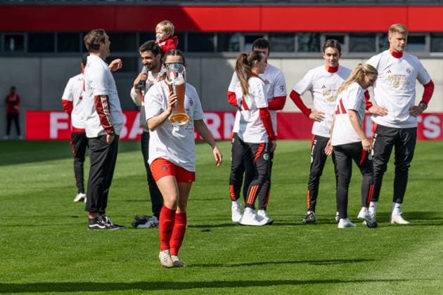 The Munich women celebrate prematurely winning the German championship of the Google Pixel Womens Bundesliga, here Tuva Hansen FC Bayern Muenchen, 6 with the obligatory wheat beer from Paulaner FC Bayern Muenchen Women vs SC Freiburg, Football, Google Pixel Womens Bundesliga, 20 Matchday, Season 2024 2025, 27 04 2025 DFL DFB REGULATIONS PROHIBIT ANY USE OF PHOTOGRAPHS as IMAGE SEQUENCES and or QUASI VIDEO FC Bayern Muenchen Frauen vs SC Freiburg, Football, Google Pixel Frauen Bundesliga, 20 Matchday, Season 2024 2025, 27 04 2025 Muenchen Copyright: xEibner-Pressefoto HeikexFeinerx EP_HFR