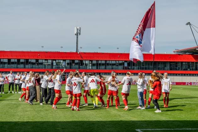 The Munich women celebrate the early win of the German championship of the Google Pixel Womens Bundesliga FC Bayern Muenchen Women vs SC Freiburg, Football, Google Pixel Womens Bundesliga, Matchday 20, Season 2024 2025, 27 04 2025 DFL DFB REGULATIONS PROHIBIT ANY USE OF PHOTOGRAPHS as IMAGE SEQUENCES and or QUASI VIDEO FC Bayern Muenchen Women vs SC Freiburg, Football, Google Pixel Womens Bundesliga, Matchday 20, Season 2024 2025, 27 04 2025 Muenchen Copyright: xEibner-Pressefoto HeikexFeinerx EP_HFR