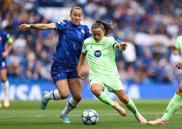 Chelsea v Barcelona Women 27 April 2025, London - UEFA Women s Champions League - Semi Final - Second Leg - Chelsea v Barcelona - Lucy Bronze of Chelsea and Claudia Pina of Barcelona - Photo: Jacques Feeney Offside. London UK  Copyright: xJacquesxFeeneyx xOffsidexOffside