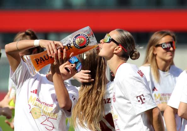 Soccer, Women, Google Pixel Womens Bundesliga, Matchday 20, Season 2024 2025, FC Bayern Munich SC Freiburg, Campus cheering after the final whistle to win the German championship, here enjoying a beer at Klara Bühl Buehl FC Bayern Munich