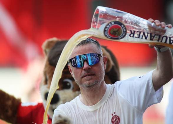 Football, Women, Google Pixel Womens Bundesliga, Matchday 20, Season 2024 2025, FC Bayern Munich SC Freiburg, Campus Cheering after the final whistle to win the German championship, here beer shower by Alexander Straus, coach FC Bayern Munich