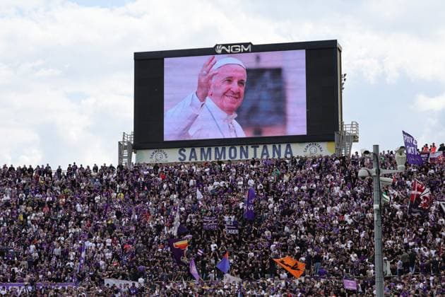 Bilder des Jahres 2025, Sport 04 April Sport Themen der Woche KW17 Sport Bilder des Tages ACF Fiorentina v Empoli FC - Campionato Serie A An image of Pope Francis during the minute of silence in his memory during the Italian Serie A football match between ACF Fiorentina and Empoli FC, on April 27, 2025 at the Artemio-Franchi Stadium in Florence. Italy Firenze FI Italy  Copyright: xAndreaxMartinix originalFilename:martini-acffiore250427_npCBx.jpg