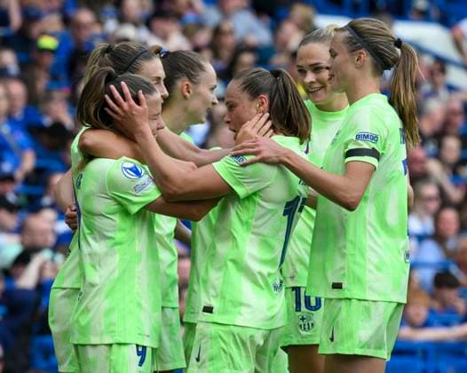 Chelsea Women v FC Barcelona, Barca Women UEFA Womens Champions League ClÃ udia Pina of FC Barcelona celebrates scoring their third goal with team mates during the UEFA Womens Champions League Semi-final Second Leg match at Stamford Bridge, London UK Newspapers OUT Copyright: xMalcolmxFellx FIL-21756-0008