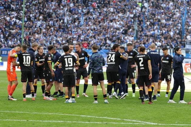 GER, xFSx ,Hamburg, HSV , 2 Bundesliga , Soccer, DFL, Hamburger SV vs Karlsruher SC , in Hamburger Volksparkstadion , 27 04 2025 , v l Karlsruher SC celebrates their victory against Hamburger SV DFL regulations prohibit any use of photographs as image sequences and or quasi video Copyright: HMBxMedia FernandoxSoares