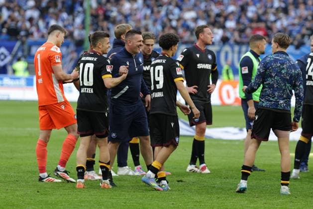 GER, xFSx ,Hamburg, HSV , 2 Bundesliga , Soccer, DFL, Hamburger SV vs Karlsruher SC , in Hamburger Volksparkstadion , 27 04 2025 , v l Karlsruher SC celebrates their victory against Hamburger SV DFL regulations prohibit any use of photographs as image sequences and or quasi video Copyright: HMBxMedia FernandoxSoares
