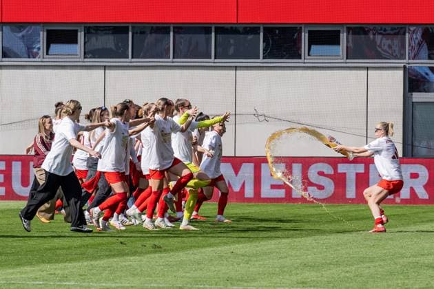 The Munich women celebrate the early win of the German championship of the Google Pixel Womens Bundesliga FC Bayern Muenchen Women vs SC Freiburg, Football, Google Pixel Womens Bundesliga, Matchday 20, Season 2024 2025, 27 04 2025 DFL DFB REGULATIONS PROHIBIT ANY USE OF PHOTOGRAPHS as IMAGE SEQUENCES and or QUASI VIDEO FC Bayern Muenchen Women vs SC Freiburg, Football, Google Pixel Womens Bundesliga, Matchday 20, Season 2024 2025, 27 04 2025 Muenchen Copyright: xEibner-Pressefoto HeikexFeinerx EP_HFR