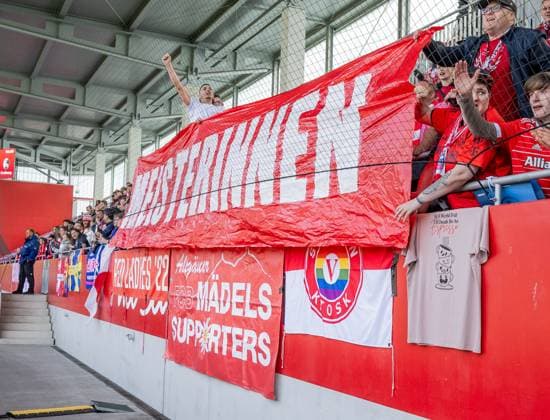 The fans have a banner with the inscription Meisterinnen augesstannt in front of the fan curve FC Bayern Muenchen Frauen vs SC Freiburg, Fussball, Google Pixel Frauen Bundesliga, 20 Spieltag, Saison 2024 2025, 27 04 2025 DFL DFB REGULATIONS PROHIBIT ANY USE OF PHOTOGRAPHS as IMAGE SEQUENCES and or QUASI VIDEO FC Bayern Muenchen Frauen vs SC Freiburg, Fussball, Google Pixel Frauen Bundesliga, 20 Spieltag, Saison 2024 2025, 27 04 2025 Muenchen Copyright: xEibner-Pressefoto HeikexFeinerx EP_HFR