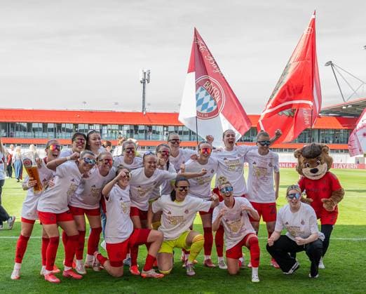 The Munich women celebrate the early win of the German championship of the Google Pixel Womens Bundesliga, here the championship photo with Mia mascot, FC Bayern Muenchen Frauen FC Bayern Muenchen Frauen vs SC Freiburg, Fußball, Google Pixel Frauen Bundesliga, 20 Matchday, Season 2024 2025, 27 04 2025 DFL DFB REGULATIONS PROHIBIT ANY USE OF PHOTOGRAPHS as IMAGE SEQUENCES and or QUASI VIDEO FC Bayern Muenchen Frauen vs SC Freiburg, Football, Google Pixel Frauen Bundesliga, 20 Matchday, Season 2024 2025, 27 04 2025 Muenchen Copyright: xEibner-Pressefoto HeikexFeinerx EP_HFR