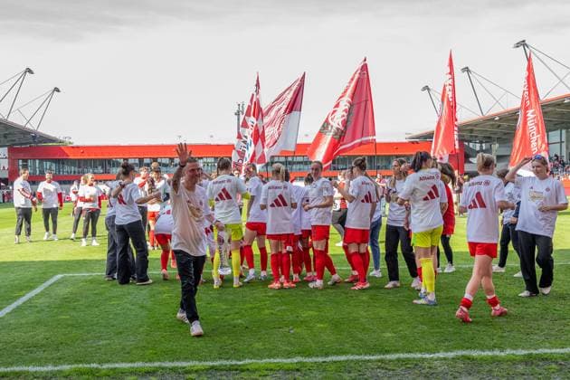 The Munich women celebrate the early win of the German championship of the Google Pixel Womens Bundesliga, here Alexander Straus head coach, FC Bayern Muenchen waves to the fans at FC Bayern Muenchen Women vs SC Freiburg, football, Google Pixel Womens Bundesliga, 20 Matchday, Season 2024 2025, 27 04 2025 DFL DFB REGULATIONS PROHIBIT ANY USE OF PHOTOGRAPHS as IMAGE SEQUENCES and or QUASI VIDEO FC Bayern Muenchen Frauen vs SC Freiburg, Football, Google Pixel Frauen Bundesliga, 20 Matchday, Season 2024 2025, 27 04 2025 Muenchen Copyright: xEibner-Pressefoto HeikexFeinerx EP_HFR