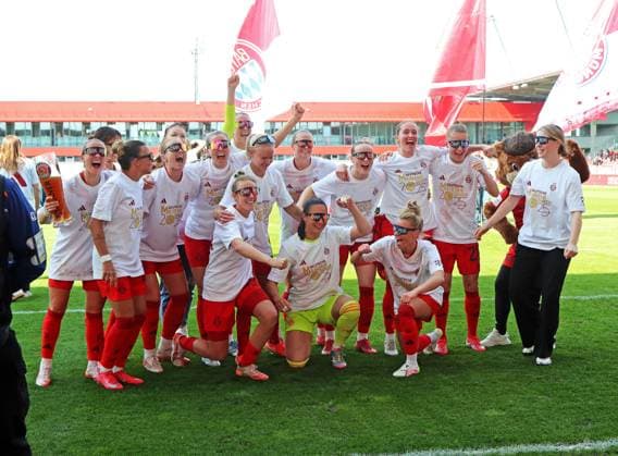 Football, Women, Google Pixel Womens Bundesliga, Matchday 20, Season 2024 2025, FC Bayern Munich SC Freiburg, Campus cheering after the final whistle to win the German championship, here the whole team celebrating with extra T-shirts