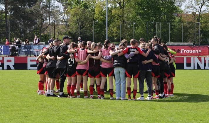 27 04 2025 Soccer Season 2024 2025 2 Women Soccer Bundesliga 23 Matchday 1 FC Nürnberg FCN Club Clubfrauen SV Meppen Sportfoto Zink DaMa xdaxmax Team Team of the FCN with team circle Team circle after the end of the match