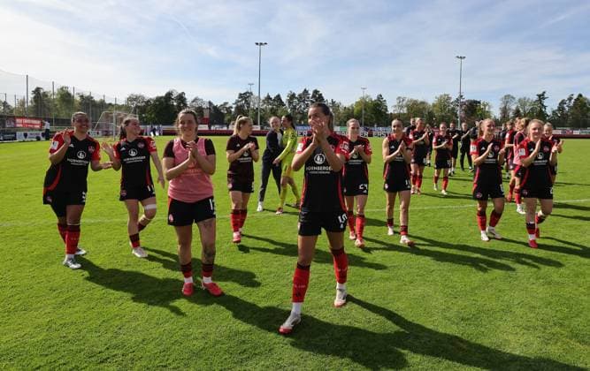 27 04 2025 Soccer Season 2024 2025 2 Women Soccer Bundesliga 23 Matchday 1 FC Nürnberg FCN Club Clubfrauen SV Meppen Sportfoto Zink DaMa xdaxmax Cheering joy after the end of the match Team Team of the FCn thanks Clubfan Clubfans FCN Fans Fans Fans