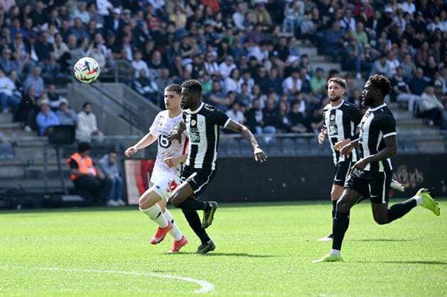 Angers SCO v LOSC Lille - Ligue 1 McDonald s 2024 2025 19 Matias Fernandez PARDO (losc) - 25 Abdoulaye BAMBA (sco) - 02 Carlens ARCUS (sco) during the Ligue 1 McDonald s match between Angers and Lille at Stade Raymond Kopa on April 27, 2025 in Angers, France. Angers France  Copyright: xFEPx 776313174