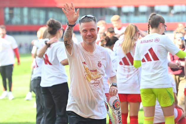 The women of FC Bayern are prematurely German champions Alexander STRAUS Coach FCB ,Jubel,Freude,Begeisterung, Fußball Google Pixel Bundesliga der Frauen Saison 2024 2025, 20 Spieltag, Spieltag20 FC Bayern Muenchen SC Freiburg 3 1 am 27 04 2025, FC Bayern Campus
