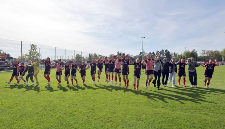 27 04 2025 Soccer Season 2024 2025 2 Women Soccer Bundesliga 23 Matchday 1 FC Nürnberg FCN Club Clubfrauen SV Meppen Sportfoto Zink DaMa xdaxmax Cheering joy after the end of the match Team FCN with cheering chain Cheering wave