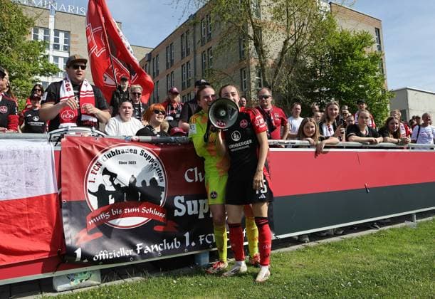 27 04 2025 Soccer Season 2024 2025 2 Women Soccer Bundesliga 23 Matchday 1 FC Nürnberg FCN Club Clubfrauen SV Meppen Sportfoto Zink DaMa xdaxmax Cheering joy after the end of the match Hannah Etzold 1, 1 FC Nürnberg FCN Rebekka Salfelder 15, 1 FC Nürnberg FCN sing songs with Clubfan Clubfans FCN Fans Fans Fans
