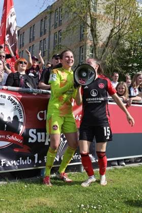 27 04 2025 Soccer Season 2024 2025 2 Women Soccer Bundesliga 23 Matchday 1 FC Nürnberg FCN Club Clubfrauen SV Meppen Sportfoto Zink DaMa xdaxmax Cheering joy after the end of the match Hannah Etzold 1, 1 FC Nürnberg FCN Rebekka Salfelder 15, 1 FC Nürnberg FCN sing songs with Clubfan Clubfans FCN Fans Fans Fans