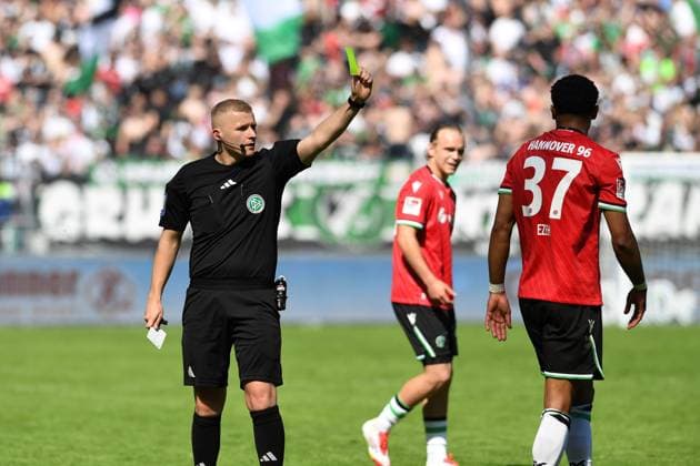 Referee Timo Gansloweit shows the yellow card during the 2 Bundesliga match between Hannover 96 and 1 FC Köln at Heinz von Heiden Arena on April 27, 2025 in Hanover, Germany Germany Photo by Ralf Treese DeFodi Images Referee Timo Gansloweit shows the yellow card during the 2 Bundesliga match between Hannover 96 and 1 FC Köln at Heinz von Heiden Arena on April 27, 2025 in Hanover, Germany Photo by Ralf Treese DeFodi Images DFB DFL REGULATIONS PROHIBIT ANY USE OF PHOTOGRAPHS AS IMAGE SEQUENCES AND OR QUASI VIDEO Photo by Ralf Treese DeFodi Images