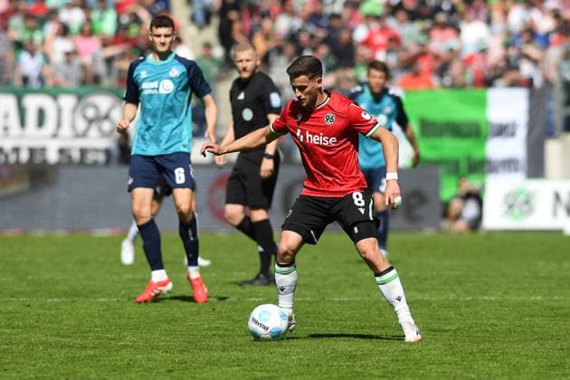 Enzo Leopold Hannover 96 in action, on the ball, single action during the 2 Bundesliga match between Hannover 96 and 1 FC Köln at Heinz von Heiden Arena on April 27, 2025 in Hanover, Germany Germany Photo by Ralf Treese DeFodi Images Enzo Leopold Hannover 96 controls the ball during the 2 Bundesliga match between Hannover 96 and 1 FC Köln at Heinz von Heiden Arena on April 27, 2025 in Hanover, Germany Photo by Ralf Treese DeFodi Images DFB DFL REGULATIONS PROHIBIT ANY USE OF PHOTOGRAPHS AS IMAGE SEQUENCES AND OR QUASI VIDEO Photo by Ralf Treese DeFodi Images