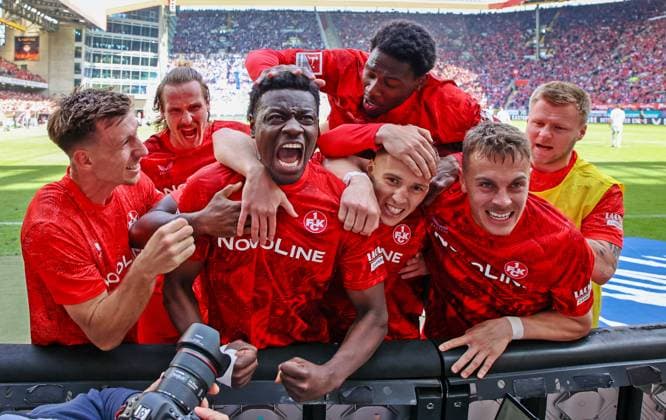 Bilder des Jahres 2025, Sport 04 April Sport Themen der Woche KW17 Sport Bilder des Tages 27.04.2025, xmohx, Fussball 2.Bundesliga, 1.FC Kaiserslautern - FC Schalke 04 v.l. Ragnar Ache (Kaiserslautern) bejubelt das 2-1 (DFL DFB REGULATIONS PROHIBIT ANY USE OF PHOTOGRAPHS as IMAGE SEQUENCES and or QUASI-VIDEO) Kaiserslautern *** 27 04 2025, xmohx, Soccer 2 Bundesliga, 1 FC Kaiserslautern FC Schalke 04 v l Ragnar Ache Kaiserslautern cheers the 2 1 DFL DFB REGULATIONS PROHIBIT ANY USE OF PHOTOGRAPHS as IMAGE SEQUENCES and or QUASI VIDEO Kaiserslautern