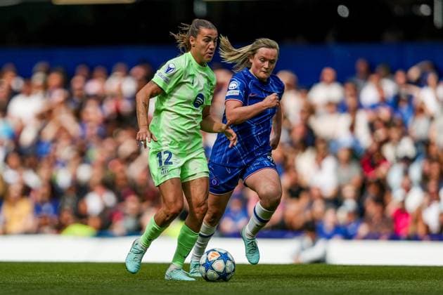 UEFA Women s Champions League Semi-Final Chelsea v Barcelona Patricia Guijarro of Barcelona Femeni is put under pressure by Erin Cuthbert of Chelsea Women during the UEFA Women s Champions League Semi-Final match Chelsea vs Barcelona at Stamford Bridge, London, United Kingdom, 27th April 2025 (Photo by Izzy Poles News Images) London Stamford Bridge Greater London United Kingdom Copyright: xIzzyxPoles NewsxImagesx