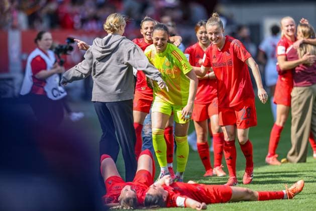 GER, Munich, FC Bayern Munich vs SC Freiburg, Google Pixel Womens Bundesliga, Football, DFB, Season 2024 2025, FC Bayern Campus, 20 Matchday, in the picture players of FC Bayern Munich celebrate the German Championship DFB DFL REGULATIONS PROHIBIT ANY USE OF PHOTOGRAPHS AS IMAGE SEQUENCES AND OR QUASI VIDEO, 27 04 2025, Copyright: HMBxMedia HendrikxHamelau