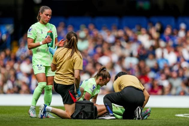 UEFA Women s Champions League Semi-Final Chelsea v Barcelona Caroline Graham Hansen of Barcelona Femeni goes down with injury during the UEFA Women s Champions League Semi-Final match Chelsea vs Barcelona at Stamford Bridge, London, United Kingdom, 27th April 2025 (Photo by Izzy Poles News Images) London Stamford Bridge Greater London United Kingdom Copyright: xIzzyxPoles NewsxImagesx