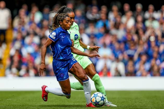 UEFA Women s Champions League Semi-Final Chelsea v Barcelona Ashley Lawrence of Chelsea Women is put under pressure by Salma Paralluelo of Barcelona Femeni during the UEFA Women s Champions League Semi-Final match Chelsea vs Barcelona at Stamford Bridge, London, United Kingdom, 27th April 2025 (Photo by Izzy Poles News Images) London Stamford Bridge Greater London United Kingdom Copyright: xIzzyxPoles NewsxImagesx
