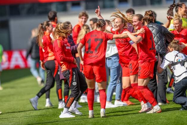 GER, Munich, FC Bayern Munich vs SC Freiburg, Google Pixel Womens Bundesliga, Football, DFB, Season 2024 2025, FC Bayern Campus, 20 Matchday, in the picture players of FC Bayern Munich celebrate the German Championship DFB DFL REGULATIONS PROHIBIT ANY USE OF PHOTOGRAPHS AS IMAGE SEQUENCES AND OR QUASI VIDEO, 27 04 2025, Copyright: HMBxMedia HendrikxHamelau