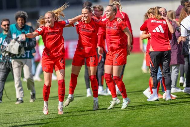 GER, Munich, FC Bayern Munich vs SC Freiburg, Google Pixel Womens Bundesliga, Football, DFB, Season 2024 2025, FC Bayern Campus, 20 Matchday, in the picture players of FC Bayern Munich celebrate the German Championship DFB DFL REGULATIONS PROHIBIT ANY USE OF PHOTOGRAPHS AS IMAGE SEQUENCES AND OR QUASI VIDEO, 27 04 2025, Copyright: HMBxMedia HendrikxHamelau