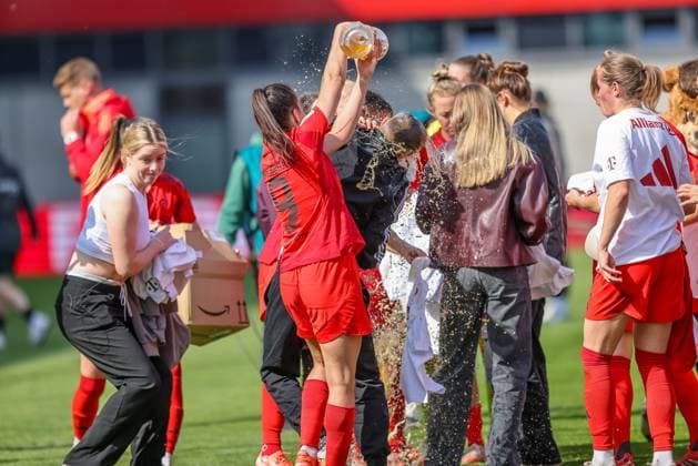 GER, Munich, FC Bayern Munich vs SC Freiburg, Google Pixel Womens Bundesliga, Football, DFB, Season 2024 2025, FC Bayern Campus, 20 Matchday, in the picture Beer shower for coach Alexander Straus Coach FC Bayern Munich Women ,FC Bayern Munich players celebrate the German Championship DFB DFL REGULATIONS PROHIBIT ANY USE OF PHOTOGRAPHS AS IMAGE SEQUENCES AND OR QUASI VIDEO, 27 04 2025, Copyright: HMBxMedia HendrikxHamelau